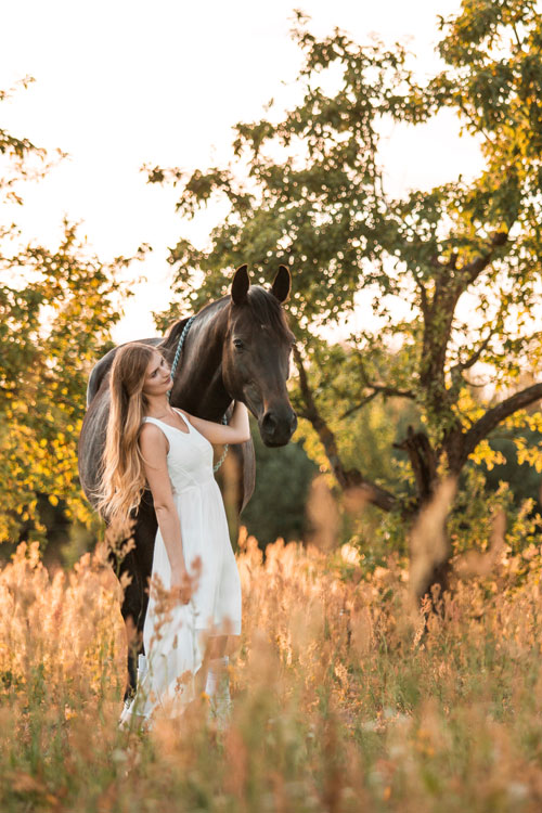 Frau mit Rappe am Halsring